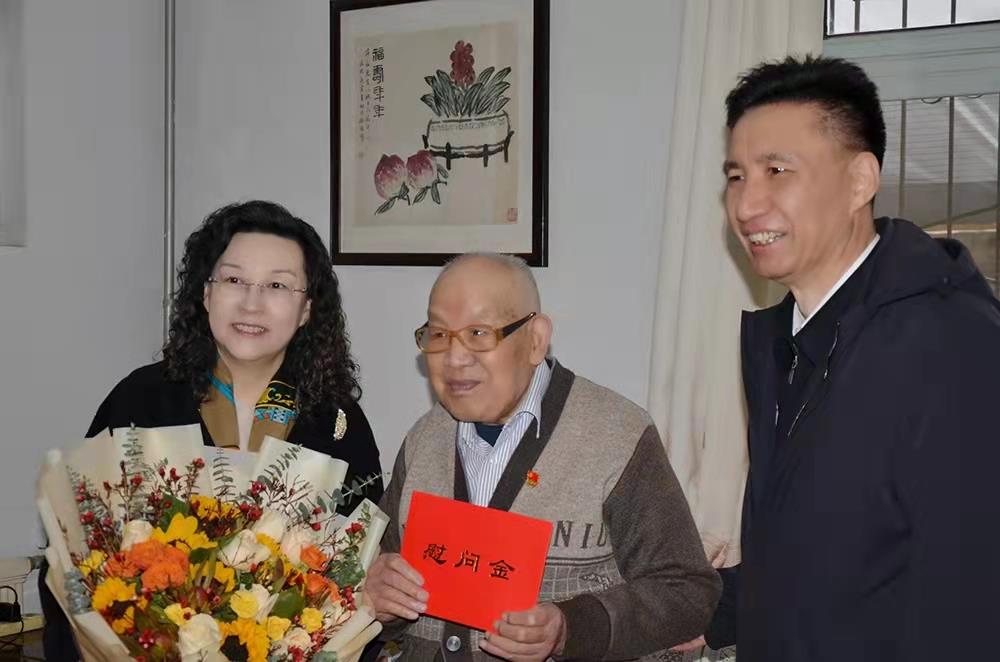 濟(jì)南產(chǎn)發(fā)集團(tuán)黨委副書記、總經(jīng)理黃蓓走訪慰問離休老干部、老黨員