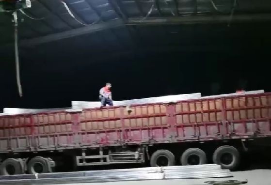 天黑了，發貨裝車依然加班進行中，服務好更多的客戶
